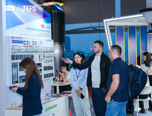 涂鸦智能2025香港秋灯展开启照明新体验AG真人百家家乐appAI照明能“读心”(图7)